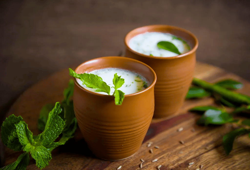 babeurre dans un verre brun