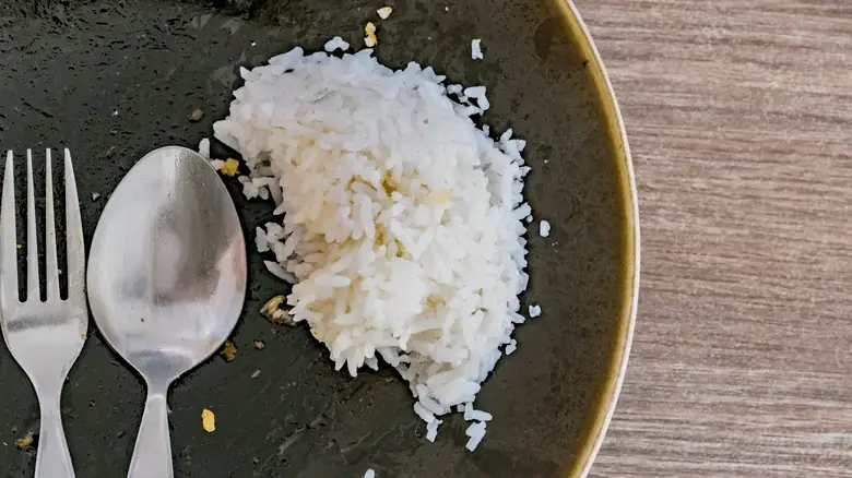 Le riz cuit peut être conservé au réfrigérateur pendant plus d